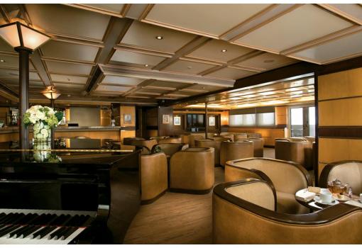 El interior del buque es lujoso y confortable (Piano Bar)