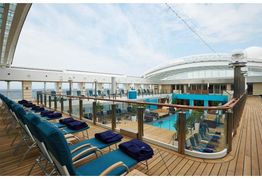 La piscina es luminosa, para poder disfrutar del sol