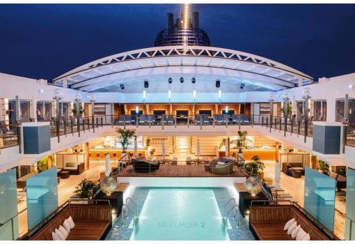 La piscina del MS Europa 2 al caer la noche