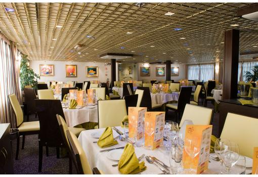 El Restaurante también tiene grandes ventanales