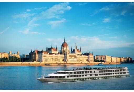 El MS Vivaldi navegando frente al Parlamento de Budapest