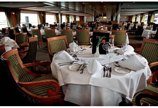 El Restaurante principal con grandes ventanales