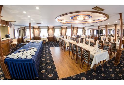 El Restaurante es de gran amplitud y confort