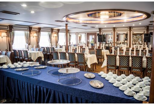 El Restaurante preparado para el desayuno