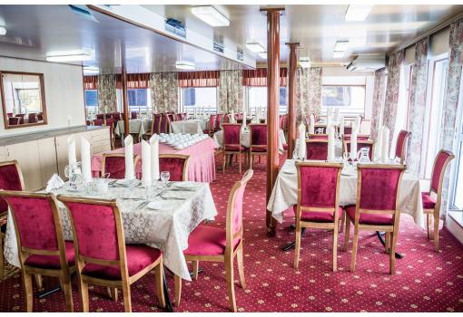 El Restaurante preparado para el almuerzo