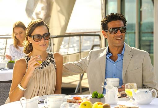 Desayune en la soleada terraza del barco con la brisa suave