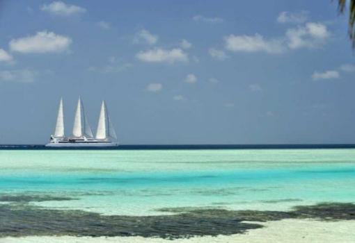 Le Ponant navegando por las bellas Islas Maldivas