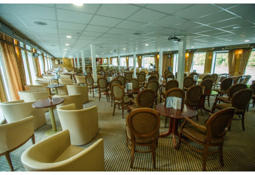 El salón del buque es el más animado del barco