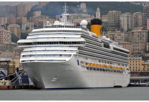 El Costa Pacifica atracado en el puerto de Génova (Italia)