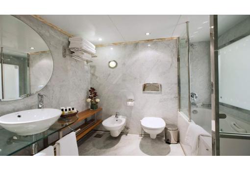 El amplio baño privado de su suite