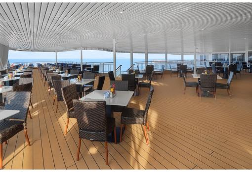 El buffet tiene una gran terraza llamada The Great Outdoors