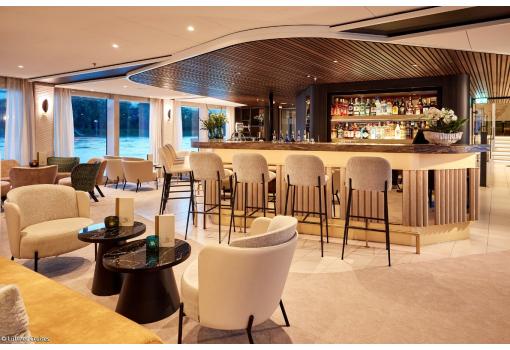 Un buque refinado de moderna decoración (Panorama Bar)