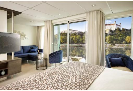 Las 12 suites son amplias y lujosas, con su balcón privado