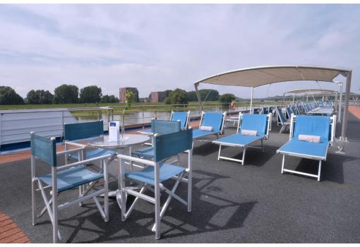 El solarium está equipado para que disfrute del paisaje