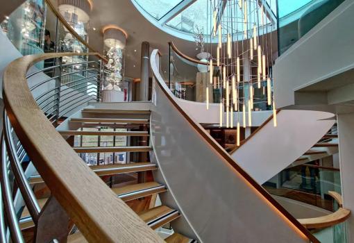 Que dota de luz natural al vestíbulo y a las escaleras