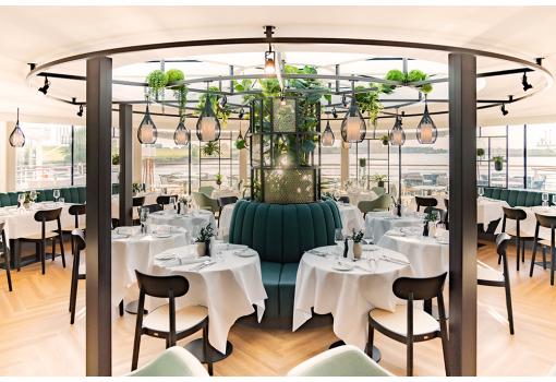 El Restaurante principal también tiene una gran claraboya