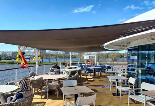 En popa está el estaurante al aire libre "Riverside"