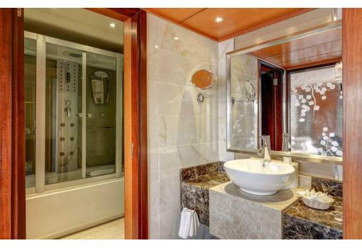 El baño tiene detalles de lujo como el Mármol o los espejos