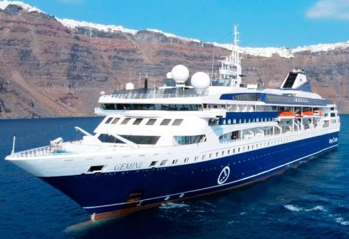 El MV Gemini fondeando en Santorini (Grecia)