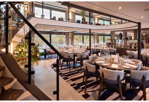 El luminoso restaurante Riverside a bordo del MS Viva Enjoy