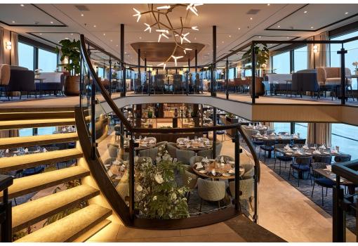 El Restaurante Riverside y el Lounge se conectan visualmente
