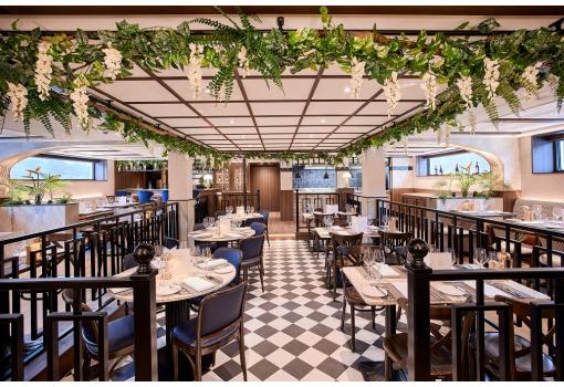 El restaurante italiano está en la cubierta inferior