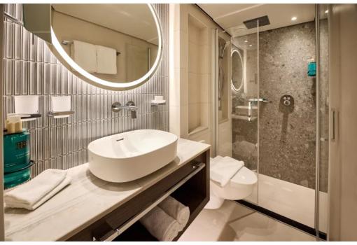 El baño es muy completo (Cabina con Balcón Francés)