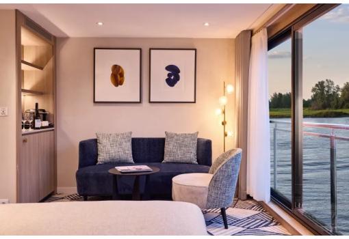 Sofá en una de las Suites a bordo del MS Viva Enjoy