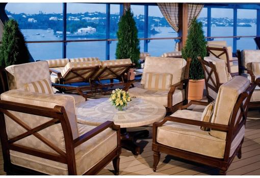 Elegantes muebles en el Patio junto a la piscina