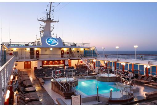 Al caer la noche el barco se serena y se viste de gala...