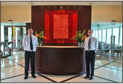 Un buque elegante, amplio y refinado (Vista de la Recepción)