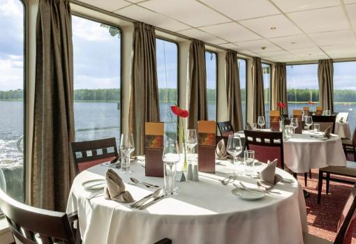 El restaurante tiene grandes ventanales panorámicos