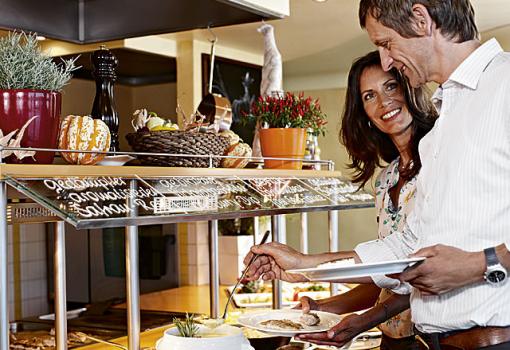 Un buffet con muchas opciones gastronómicas diferentes
