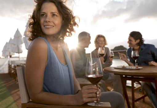 Tómese una copa de vino en cubierta con sus nuevos amigos