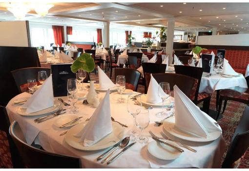 El elegante Restaurante con ventanales y luz natural