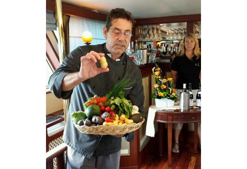 El Chef Louis, explicando los productos de temporada