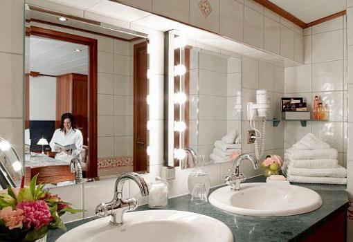 Todas las Suites del buque tienen un gran baño privado
