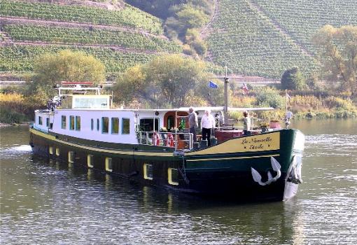"La Nouvelle Etoile" navegando por el Canal de Briare