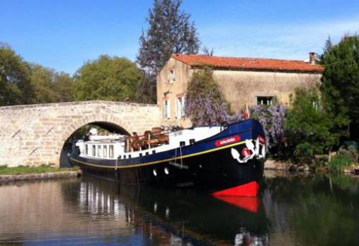 Un buque diseñado para navegar el Canal du Midi (Francia)