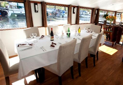 El comedor tiene amplios ventanales panorámicos