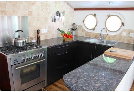 La cocina del buque es abierta 