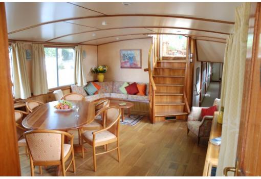 Su elegante interior realizado en maderas nobles
