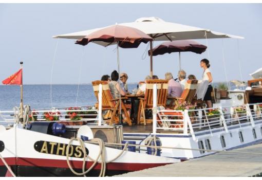 Disfruten del placer de cenar al aire libre en la cubierta