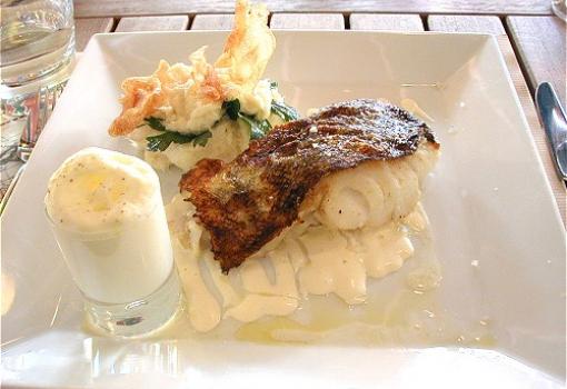 con platos de alto nivel de comida francesa