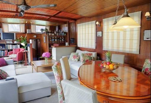 El comedor tiene amplios ventanales panorámicos