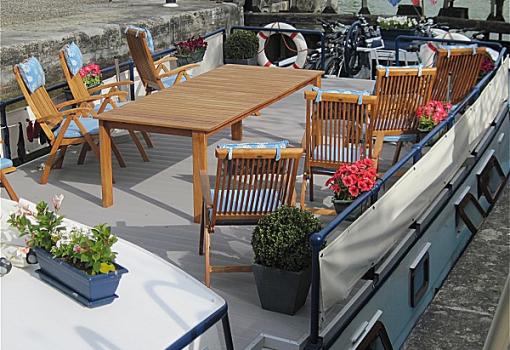 Dispone de una gran mesa para cenar o comer al fresco