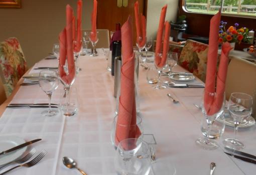 En una mesa elegantemente puesta para dar magia al momento