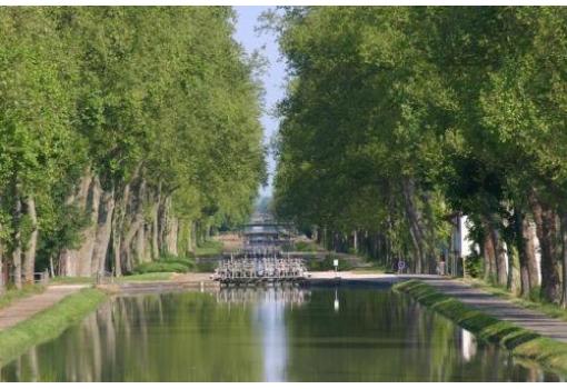 Espectacular imagen del bello Canal de Garonne