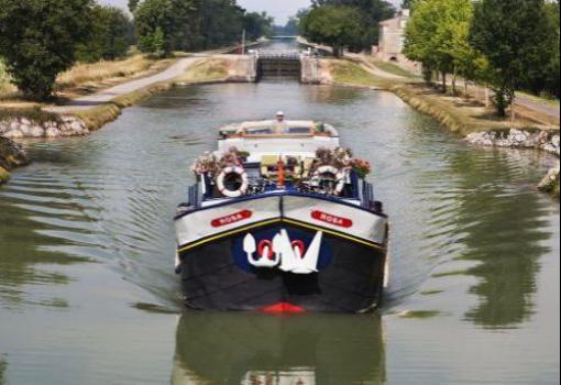 El Rosa navegando por el canal de Garonne