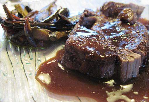 Gastronomía de alta calidad como esta carne al vino